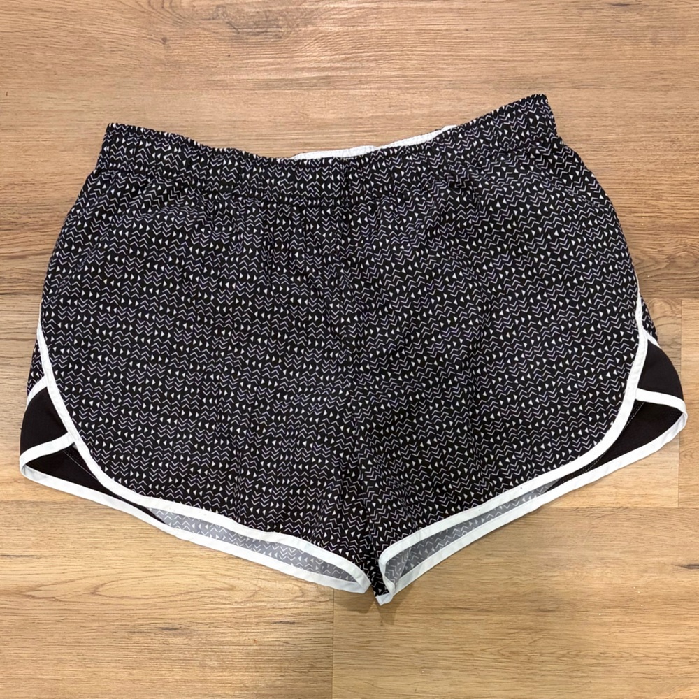 Xersion Women’s Black and White Athletic Shorts Size L